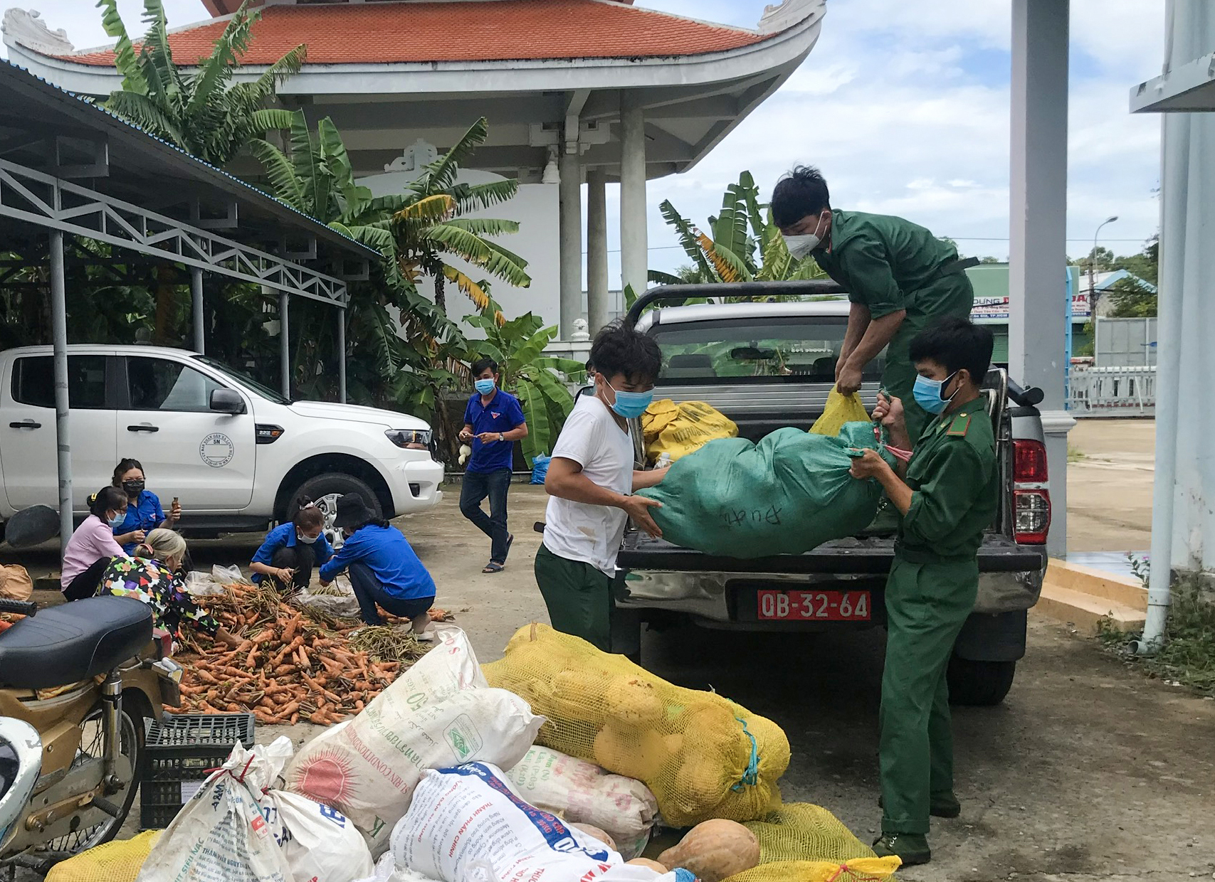 Giúp dân trong gian khó